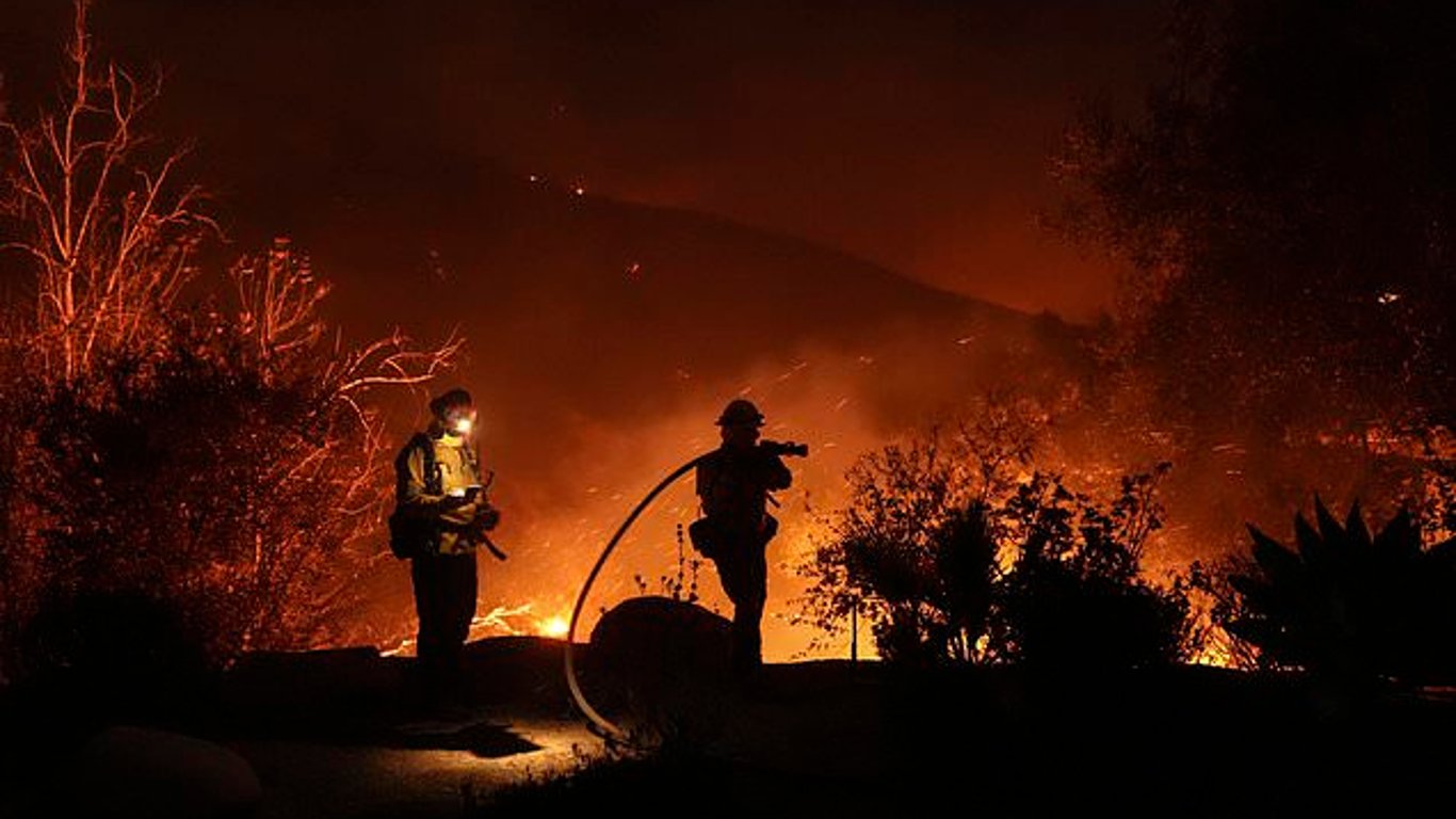 Malibú enfrenta la devastación mientras el incendio Franklin obliga a miles a evacuar sus hogares.