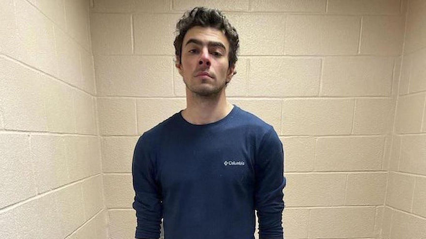 De idealista a criminal: la trágica caída de Luigi Mangione en Nueva York