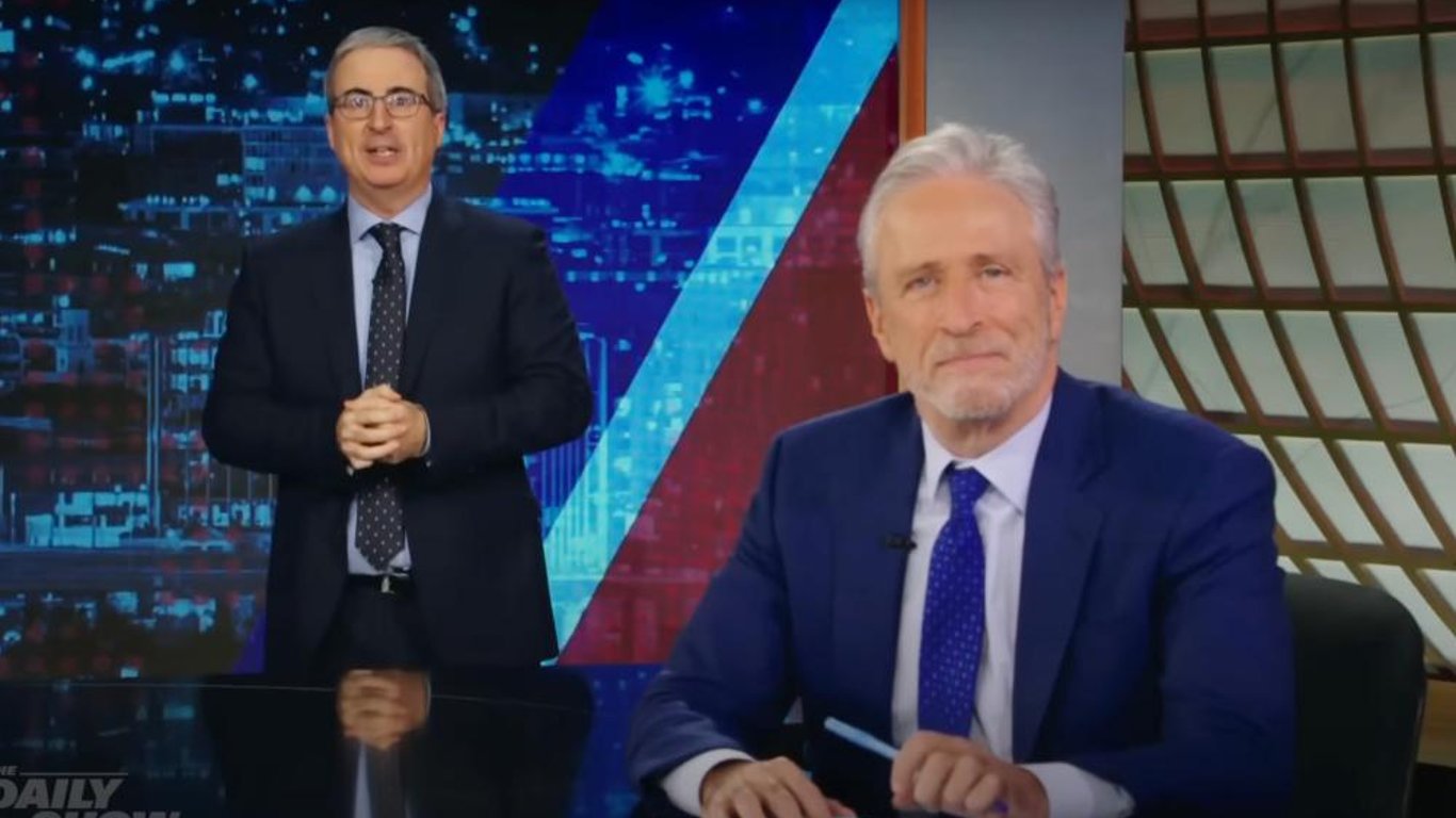 Los presentadores de la noche advierten: América corre el riesgo de caer en una nueva era de monarquía en medio del caos.