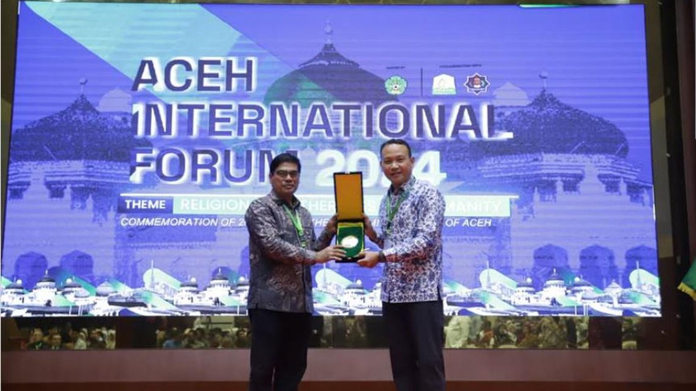 Lee Hsien Loong recibe el Premio Ar-Raniry a la Trayectoria por sus esfuerzos en la ayuda tras el tsunami.