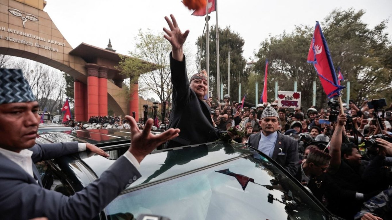 Los sueños monárquicos de Gyanendra Shah generan controversia en medio de la agitación política de Nepal.