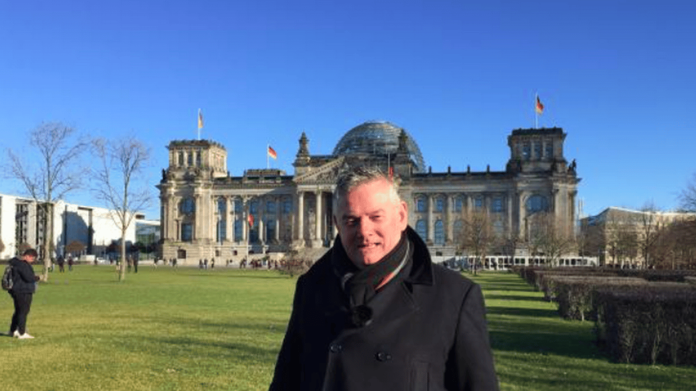 Documental irlandés expone el alarmante aumento del odio en línea y la cultura de los trolls en la sociedad.