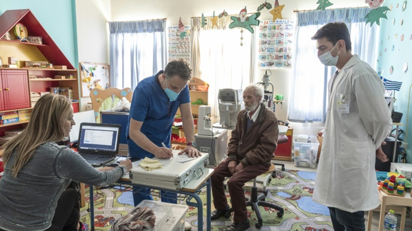 Línea de vida invernal: Unidades médicas móviles traen esperanza a los residentes aislados de Sikinos.