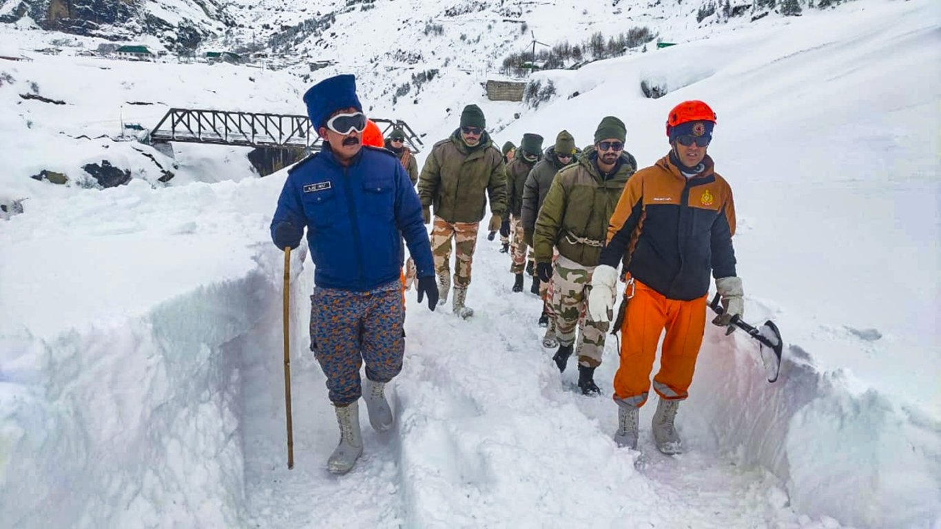 La tragedia de la avalancha en Uttarakhand resalta la vulnerabilidad continua a los desastres naturales.