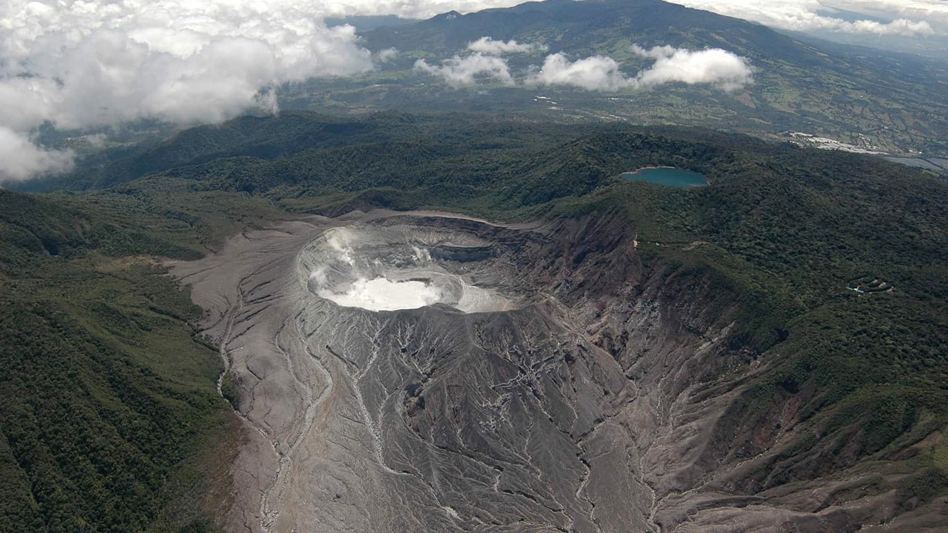 Volcán Poás en Alta Alerta debido a que la Actividad Sísmica se Duplica, Riesgos de Erupción Aumentan Dramáticamente.