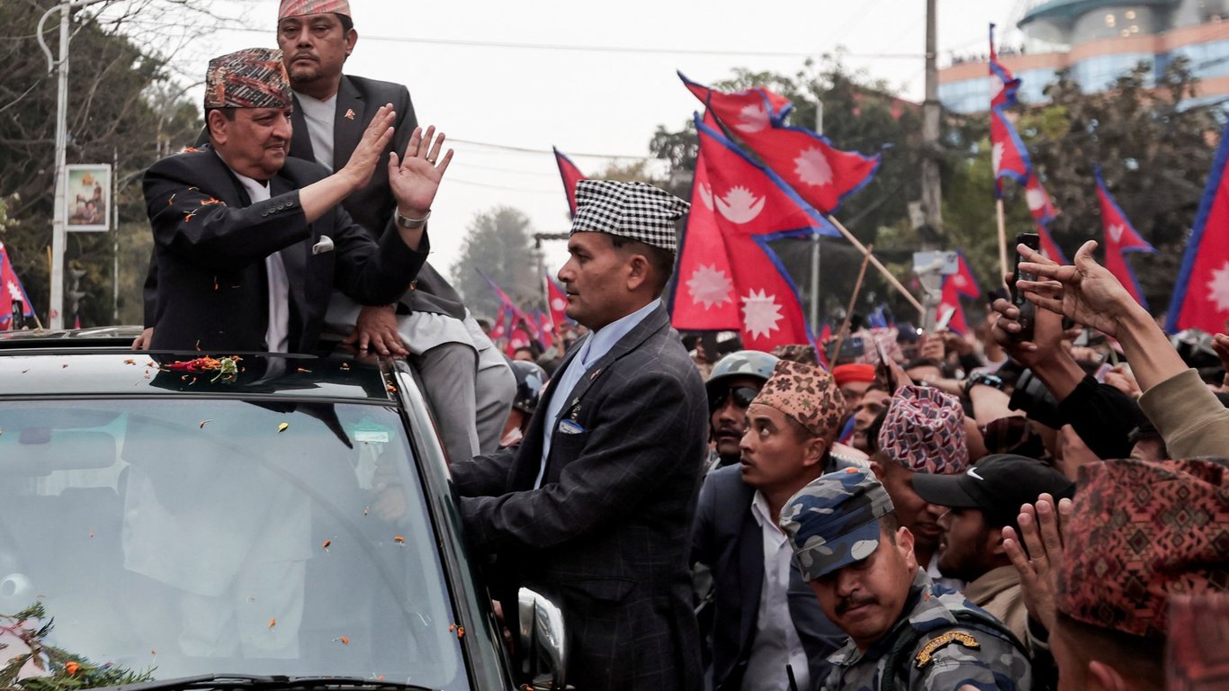 Nostalgia y descontento: Miles se manifiestan en Katmandú por el regreso de la monarquía.