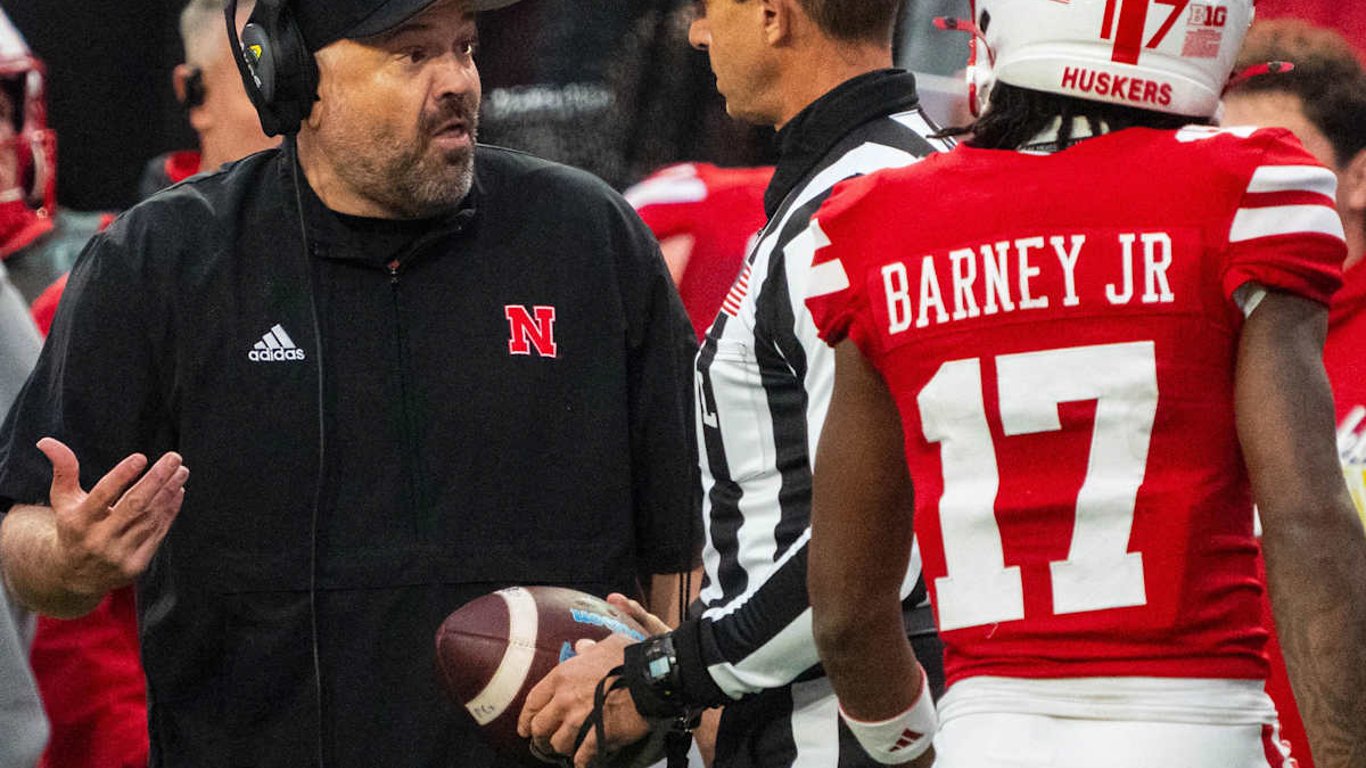 El fútbol de primavera enciende la esperanza para Nebraska mientras Rhule reconfigura la plantilla y las estrategias.