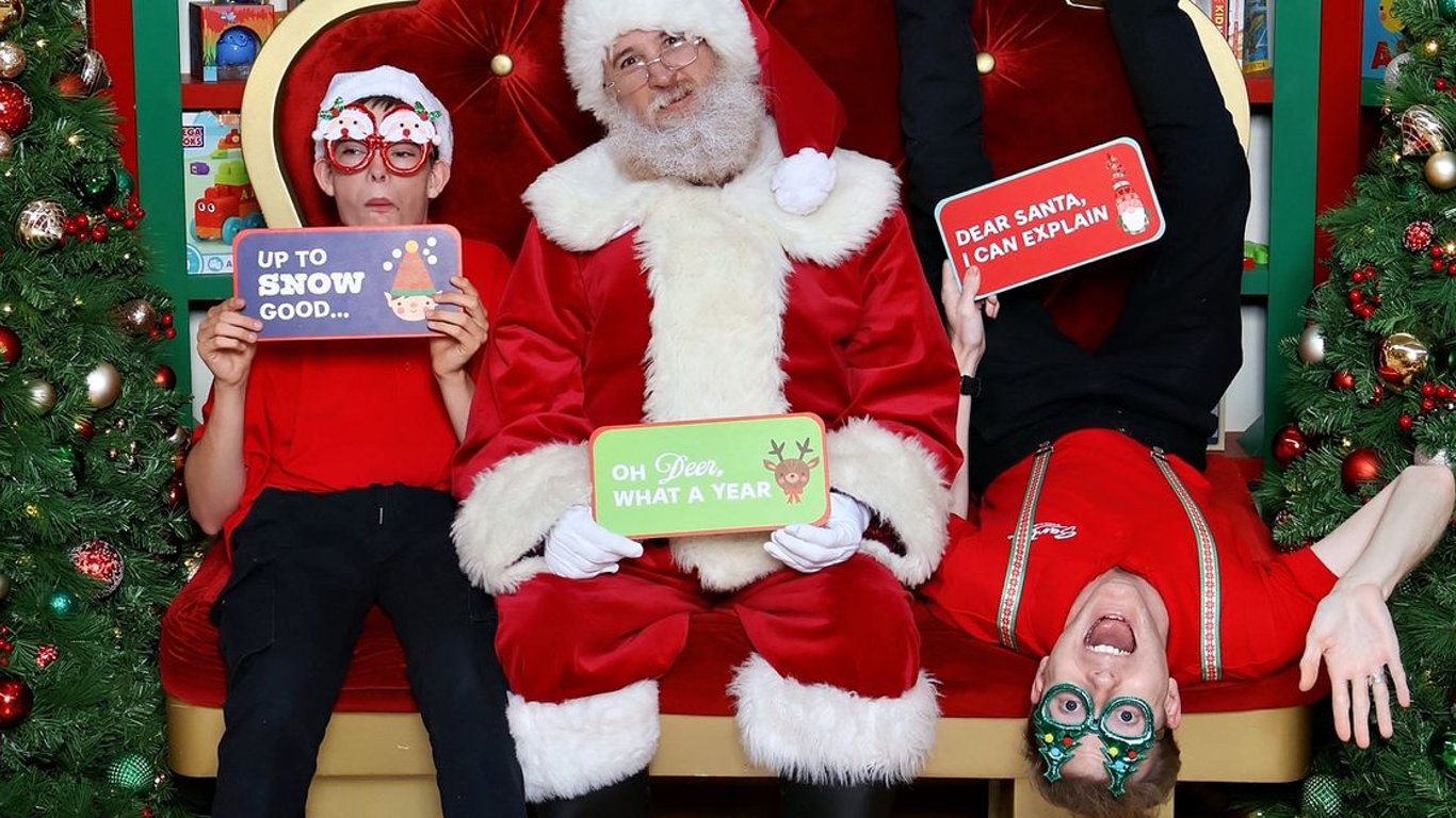 Detrás de Escenas con los Ayudantes de Santa: Creando Magia Navideña Una Sonrisa a la Vez.