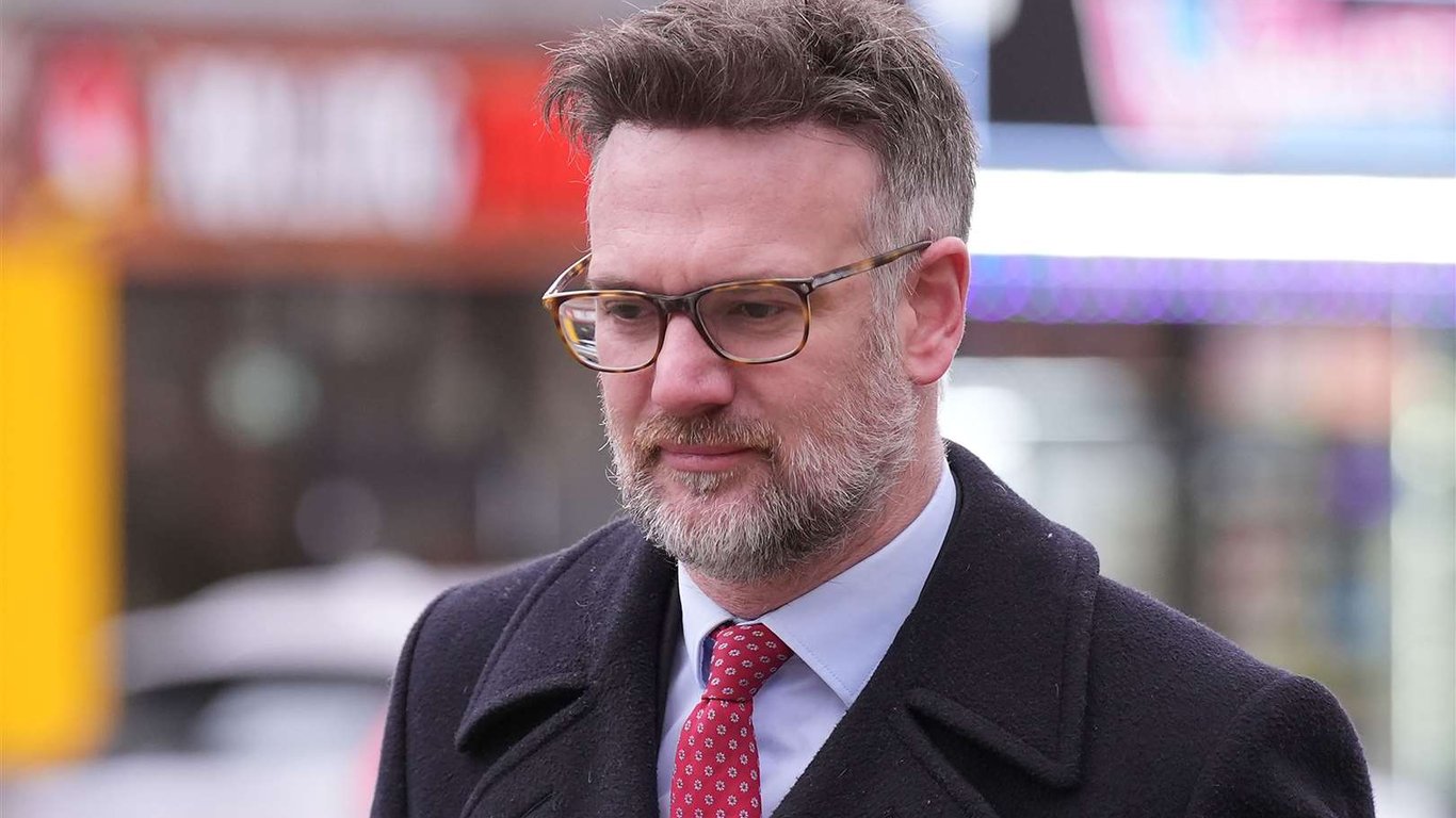 Estrella de Bargain Hunt enfrenta sorprendentes acusaciones de abuso doméstico en un juicio de alto perfil.