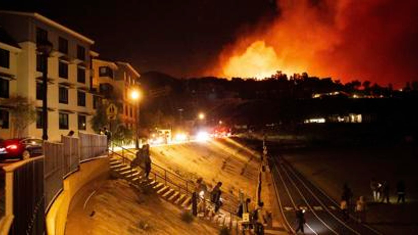 Malibú enfrenta una doble crisis mientras el incendio Franklin obliga a evacuaciones y brilla la resiliencia de la comunidad.