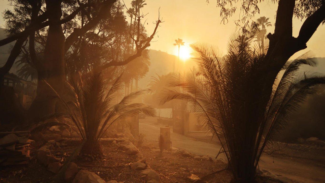 Malibú enfrenta una doble amenaza: el incendio Franklin arde en medio de una crítica advertencia de bandera roja.