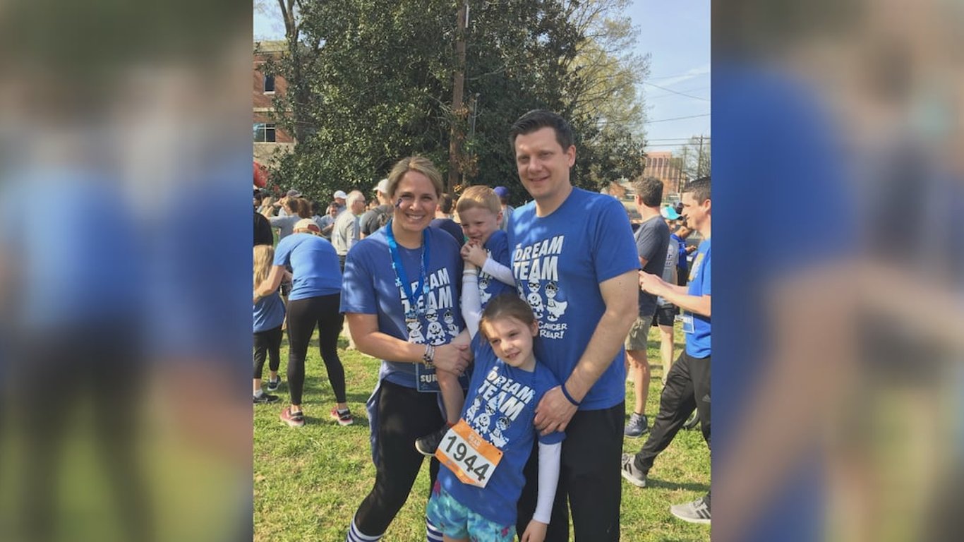 Madre resiliente de Charlotte lucha contra el cáncer de colon e inspira a otros en el próximo evento de 5K.