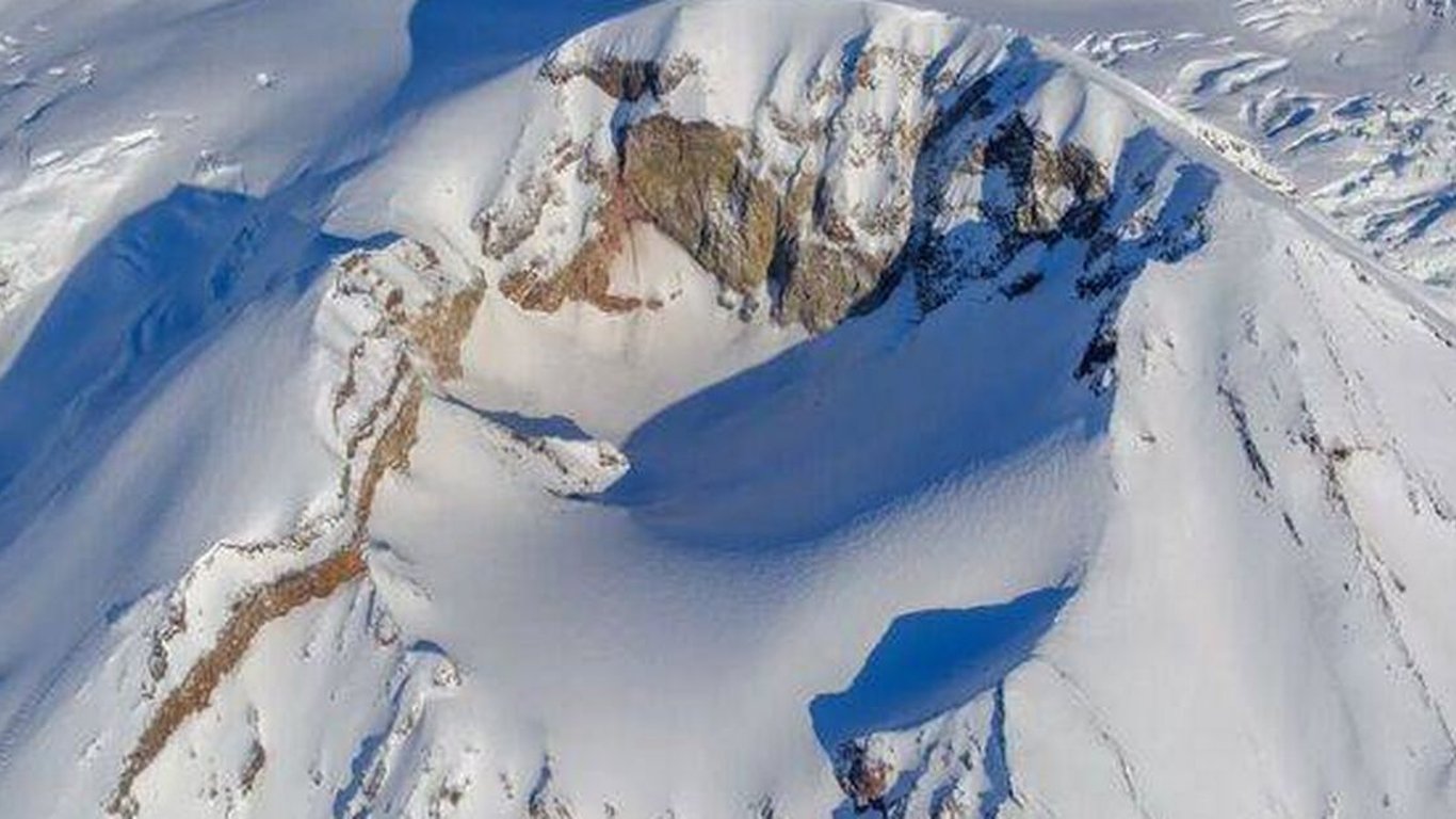 El Monte Spurr de Alaska muestra signos de erupción inminente, residentes en alta alerta.