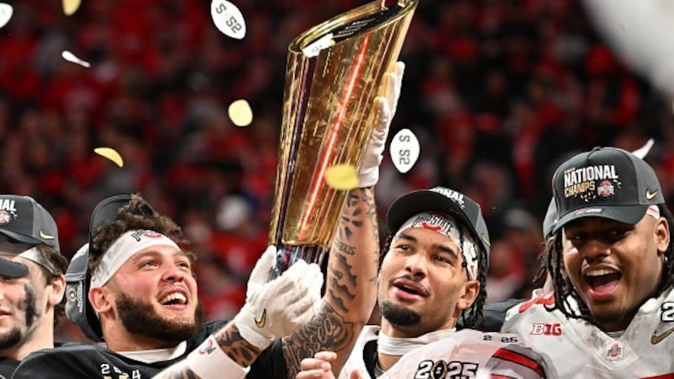 Ohio State lidera la carrera por el título nacional 2025-26 en medio de desafíos e incertidumbre en la posición de mariscal de campo.