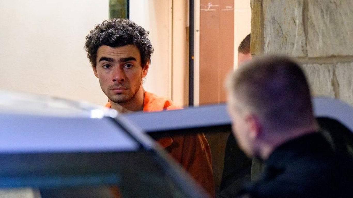 Sospechoso en el caso de asesinato del CEO enfrenta acusación mientras la batalla legal se intensifica en Pennsylvania.