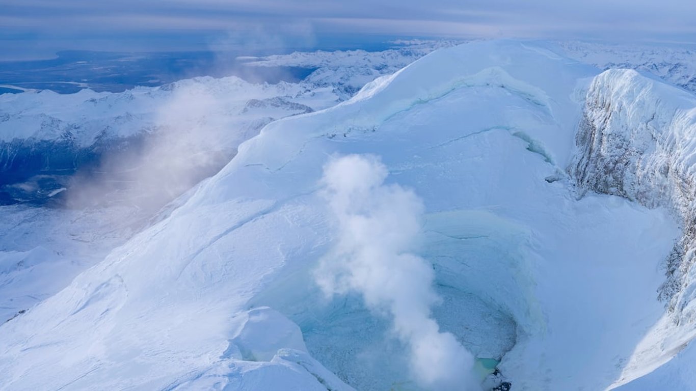 El Observatorio de Volcanes de Alaska advierte sobre una probable erupción en el monte Spurr en medio de un aumento de actividad.