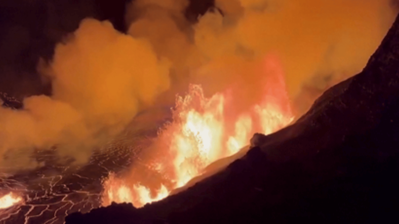 El volcán Kilauea erupciona, cautivando a las multitudes con majestuosos géiseres de lava en Hawái.