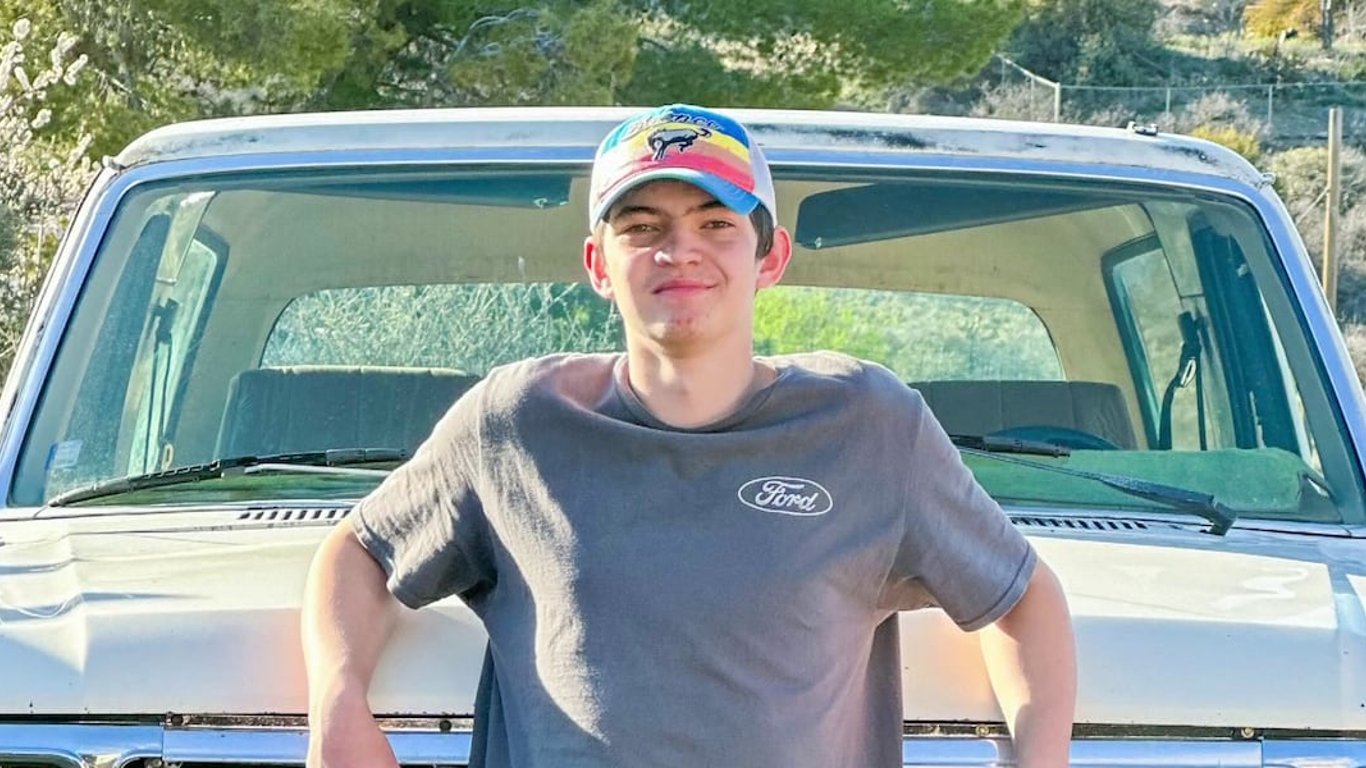 Joven aviador enfrenta batalla contra el sarcoma de Ewing tras una lesión, la comunidad se une para brindar apoyo.