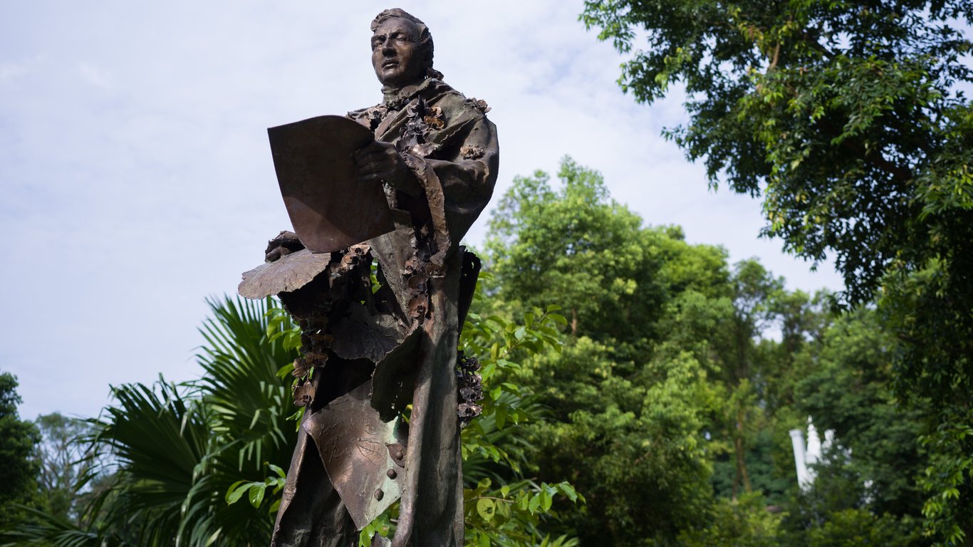 Raffles Statue Sparks Debate on Singapore's Colonial Legacy and Historical Memory