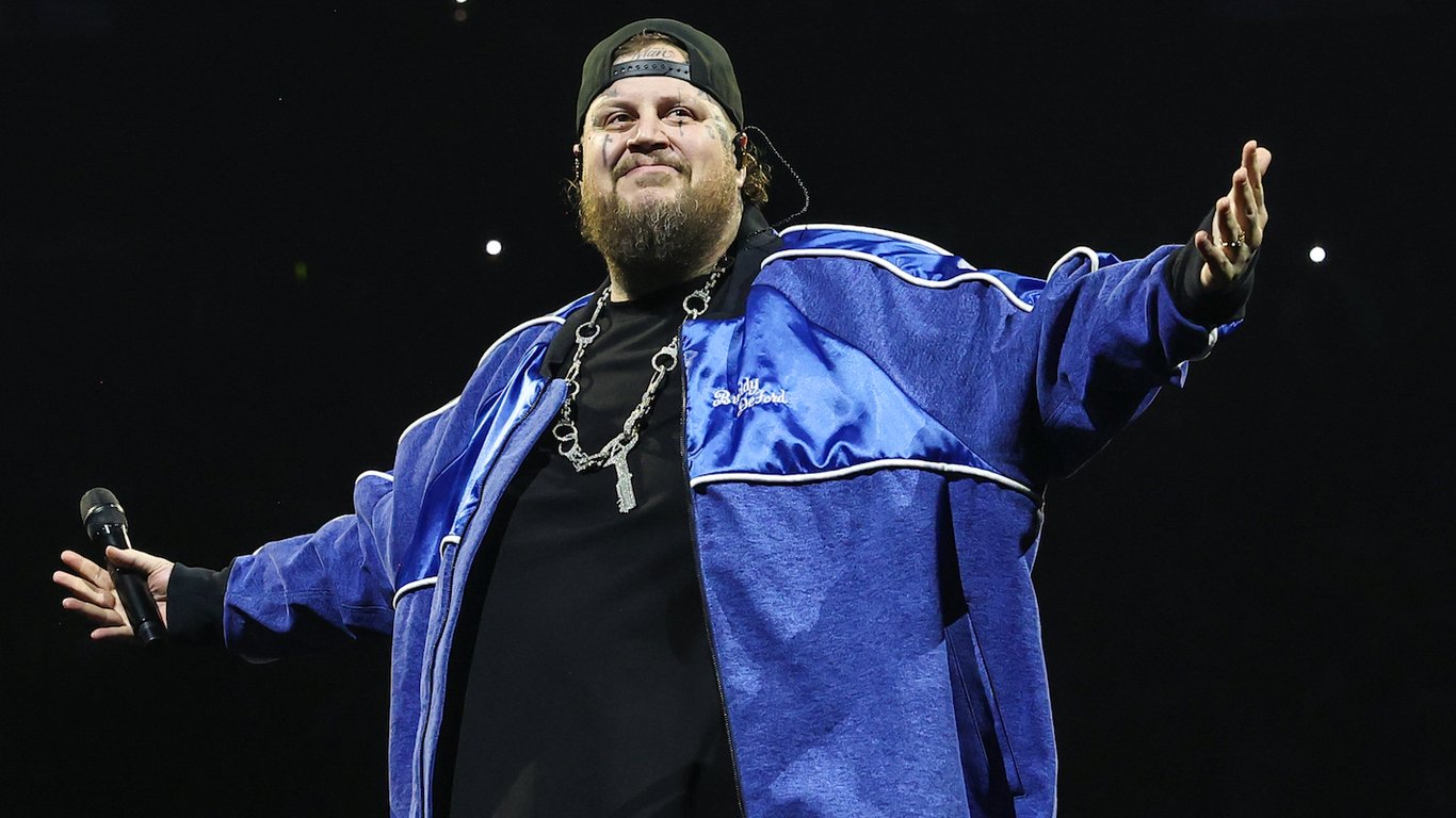 Jelly Roll inspira con su viaje de pérdida de peso de 100 libras y ambiciosos objetivos futuros.