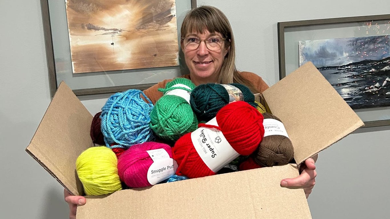 Tejiendo Esperanza: Cómo el Pasatiempo de Una Mujer Se Convirtió en un Salvavidas para Pacientes con Cáncer.