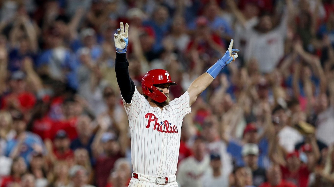 Los Phillies Arrebatan la Victoria a los Astros, el Impulso de Harper Ofrece Esperanza para la Revitalización de la Temporada.