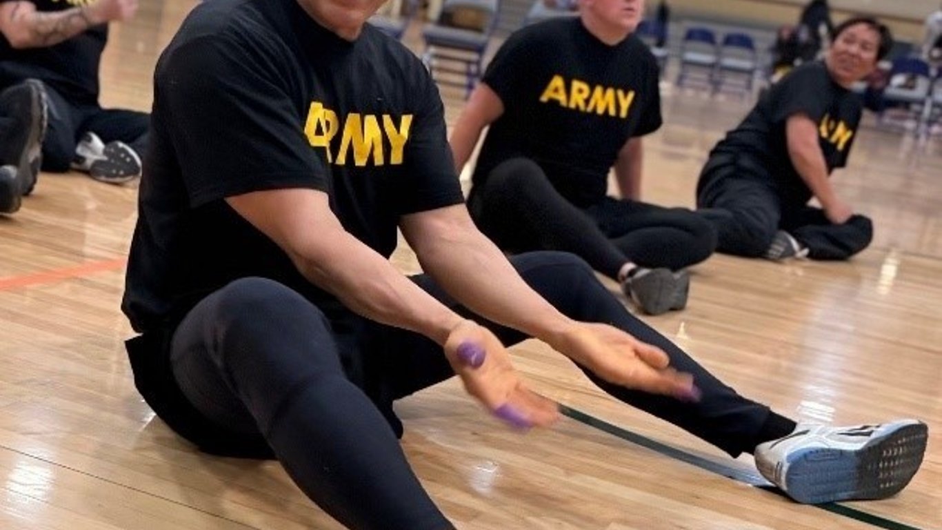 Soldado de Fort Bliss supera la batalla contra el cáncer para brillar en las pruebas del Ejército, inspirando a muchos.