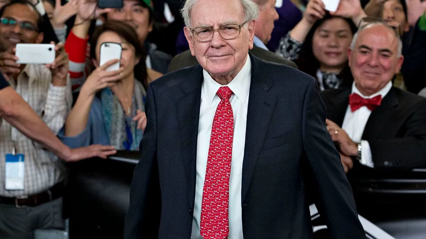 Warren Buffett reafirma su estrategia de inversión a largo plazo en 2025