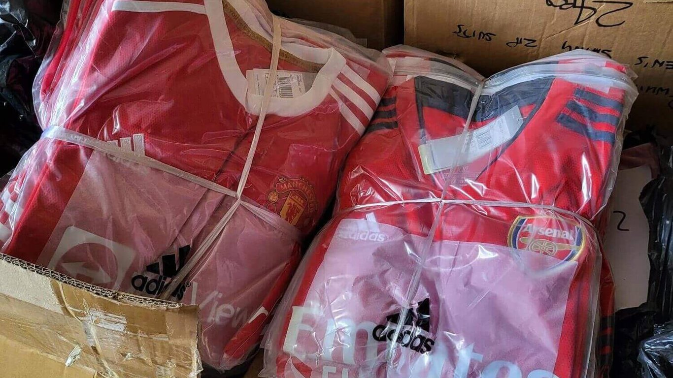 Los aficionados al fútbol enfrentan tensiones financieras a medida que el mercado de camisetas falsificadas prospera en medio del aumento de costos.