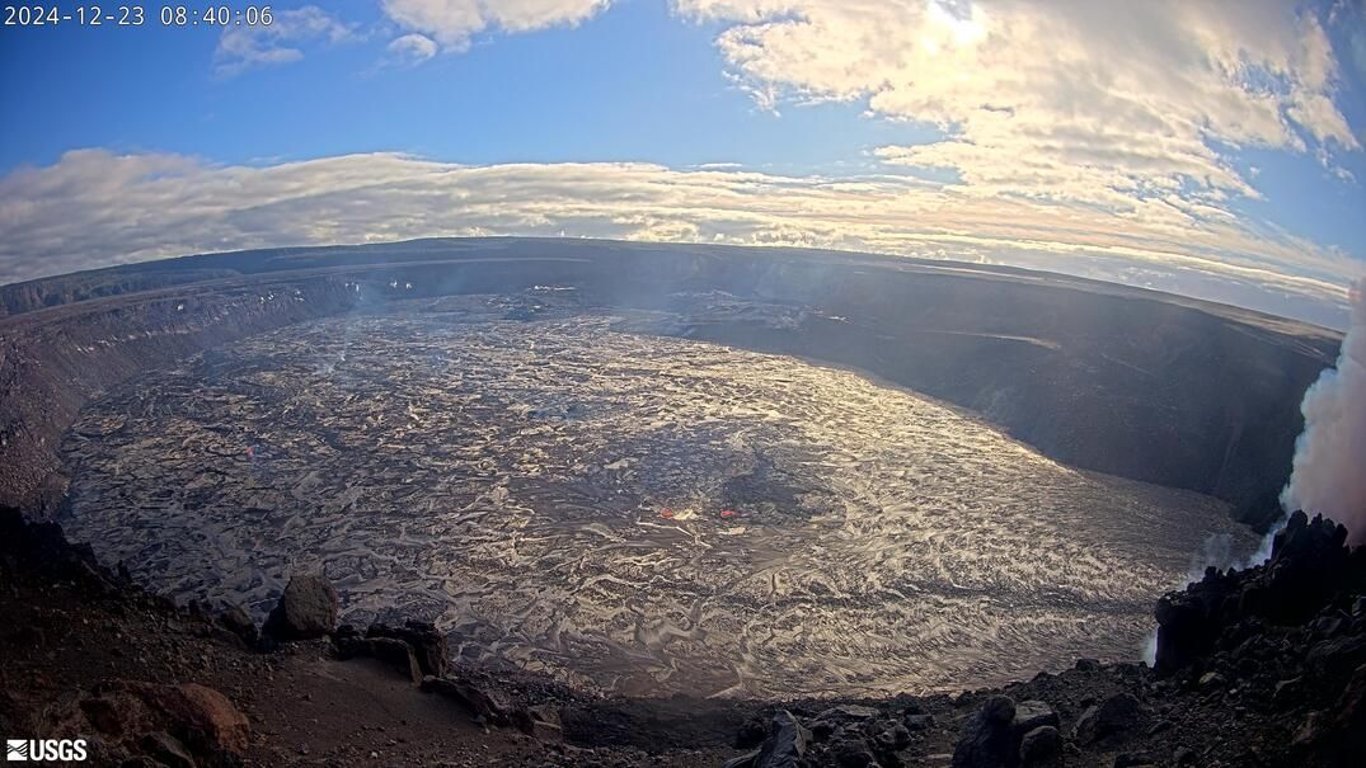El volcán Kilauea erupciona de manera espectacular, cautivando a audiencias globales en vivo por Internet.