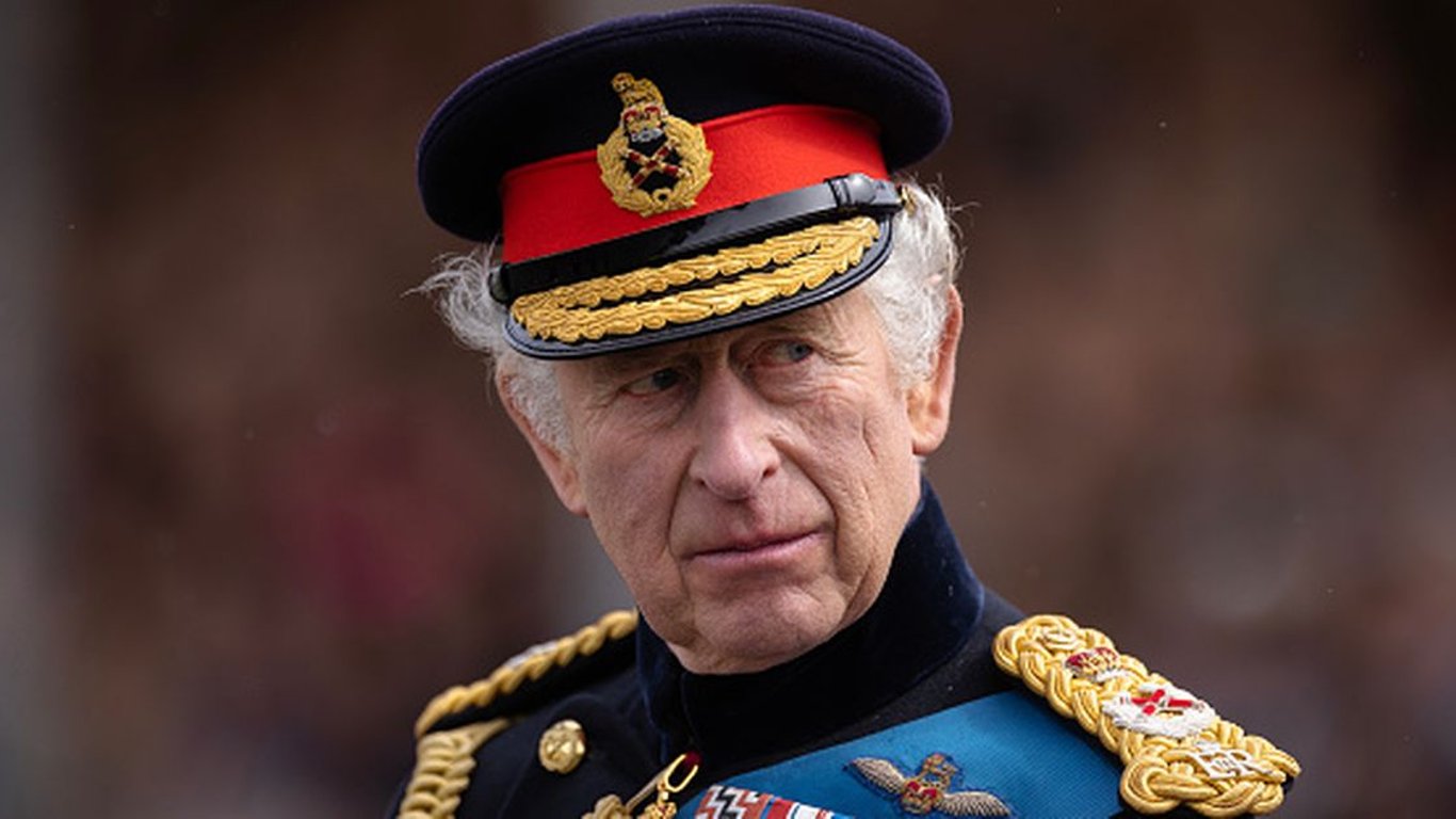 El Rey Carlos III reanuda las reuniones de oposición, modernizando el compromiso real en la política.