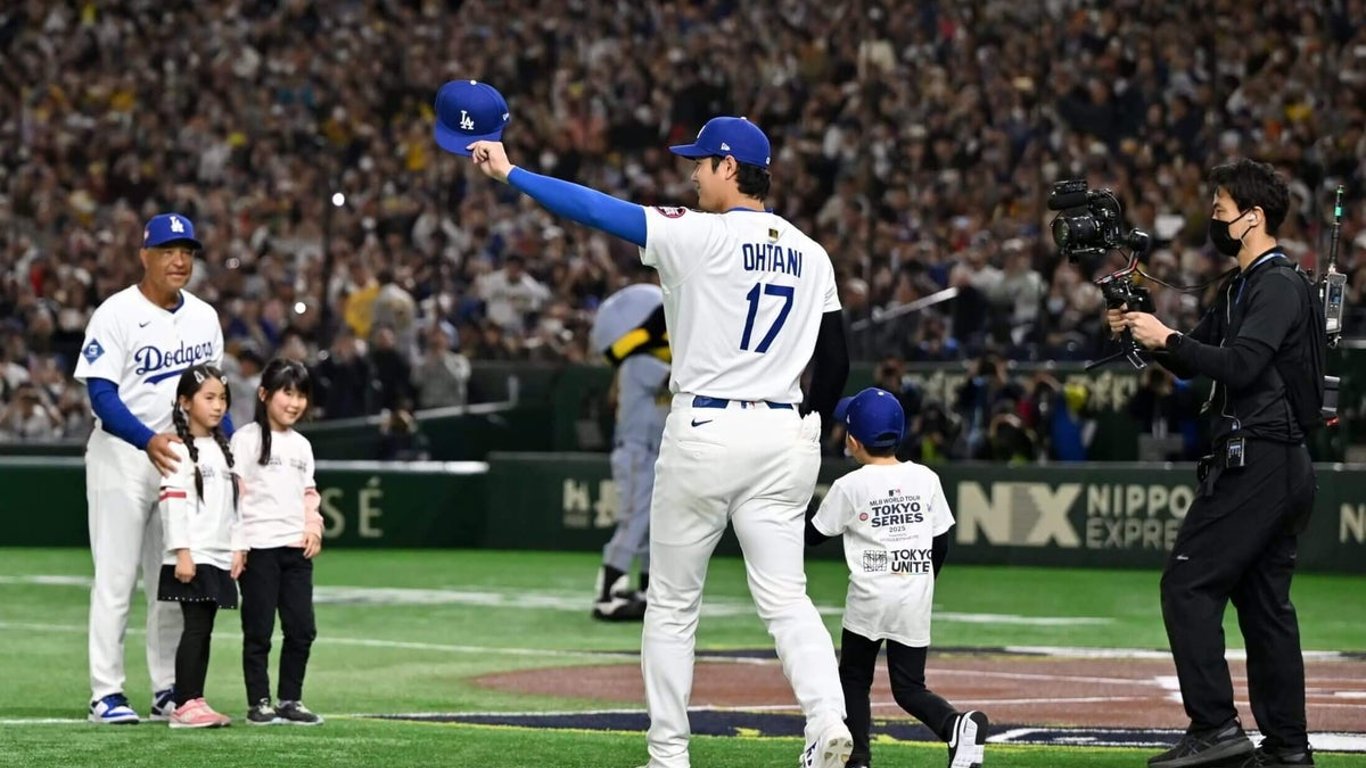 Ohtani brilla en su debut en el Tokyo Dome, electrizando a los aficionados con un jonrón para los Dodgers.