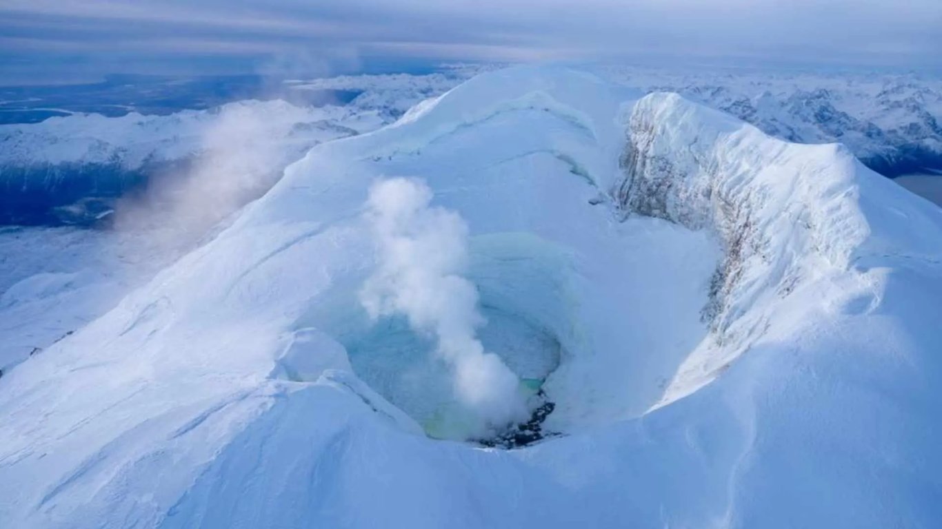 El aumento sísmico del monte Spurr genera temores de erupción mientras los científicos monitorean el volcán de Alaska.
