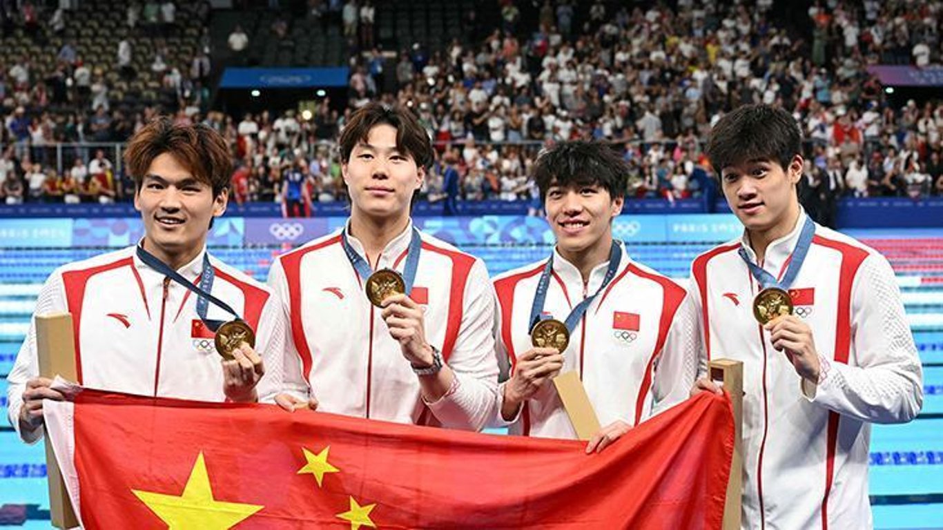 China rompe la racha de EE. UU. con el oro en el relevo 4x100m masculino en medio de controversias sobre dopaje.