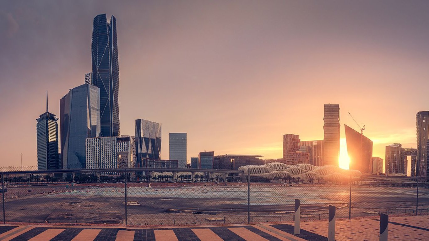 La Visión 2030 de Arabia Saudita: Equilibrando la Ambición con la Equidad a Medida que se Acercan los Plazos