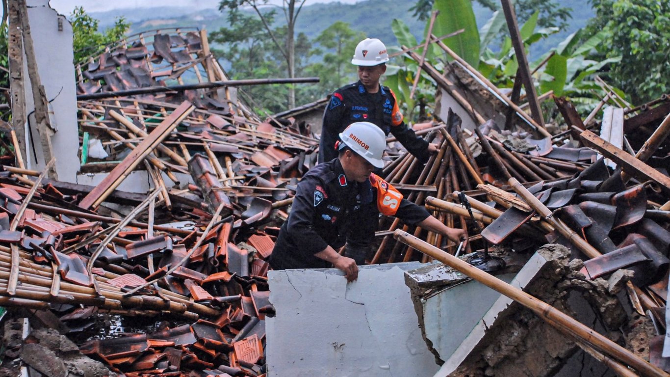 Deslizamientos de tierra e inundaciones devastan Java Occidental, rescatistas buscan a los desaparecidos en medio del caos.