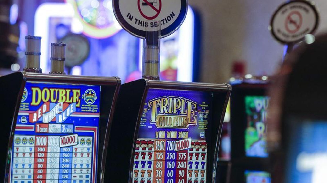 La Cámara de Representantes de Iowa avanza para poner fin a la exención de fumar en los casinos, generando un debate sobre salud y ingresos.