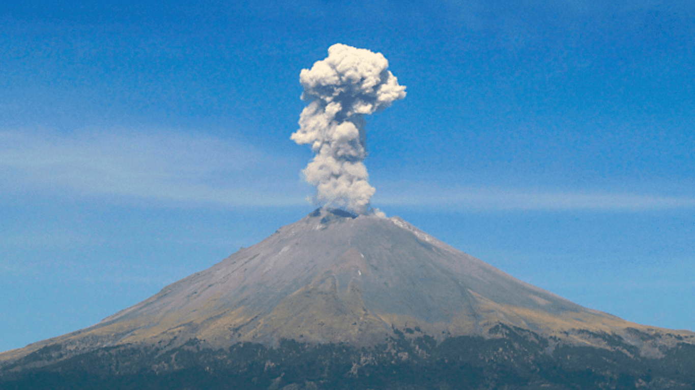 The UNAM Uses AI to Improve Monitoring of Popocatépetl

Researchers from the Institute of Geophysics (IGF) at the National Autonomous University of Mexico (UNAM) have launched an ambitious project aimed at revolutionizing the monitoring of the Popocatépetl volcano through the use of artificial intelligence (AI). This innovative effort, led by researcher Marco Calo in collaboration with doctoral students Leonarda I. Esquivel Mendiola and Karina Bernal Manzanilla, aims to complement the technique of ambient noise tomography that is already in use.