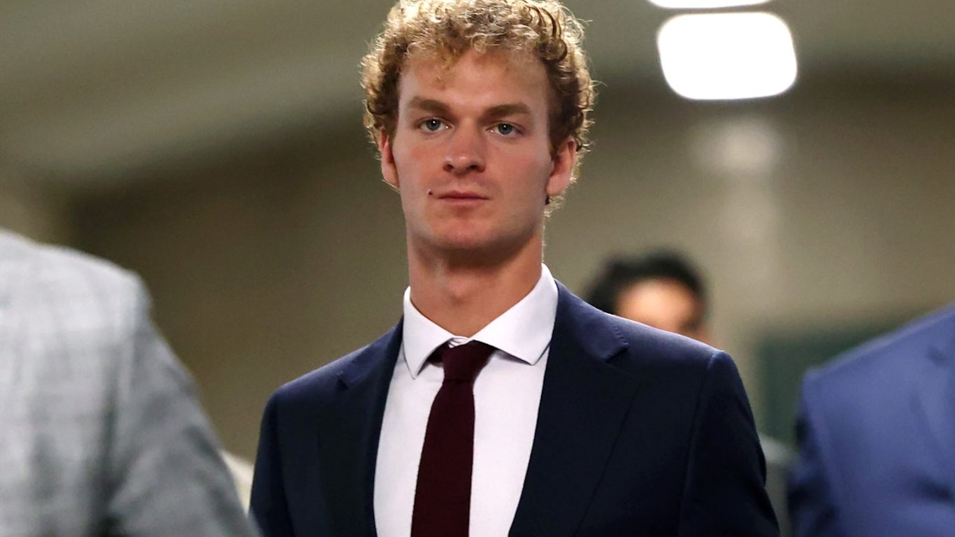 Se desata un debate sobre el heroísmo y la criminalidad tras el controvertido momento con la pizarra de Scott Jennings.