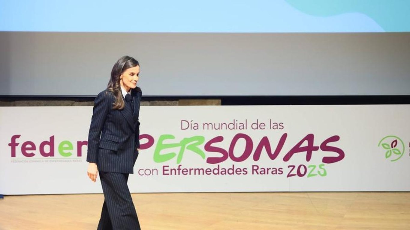Reina Letizia marca tendencia en Oviedo con look audaz y moderno en evento real