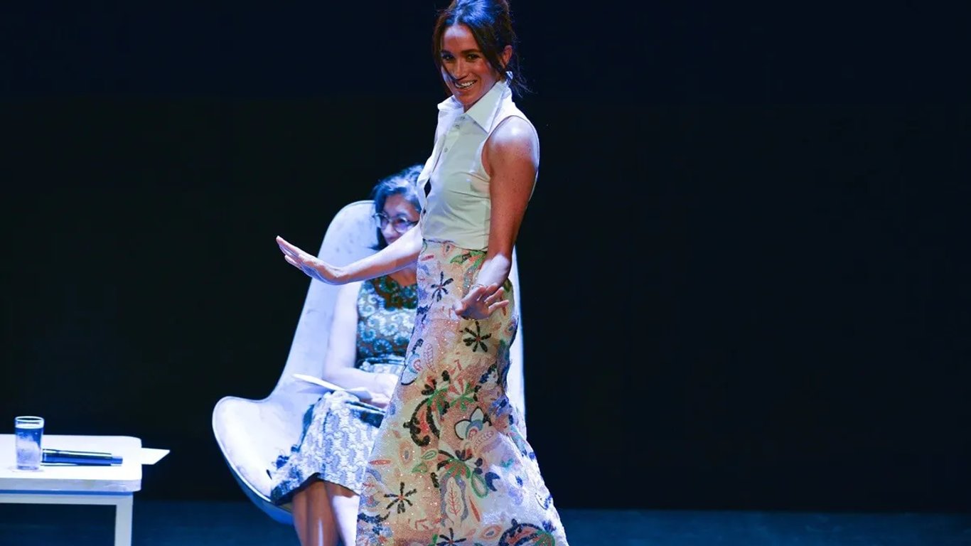 El Príncipe Harry y Meghan Markle: Divididos entre sus raíces reales y los sueños americanos.