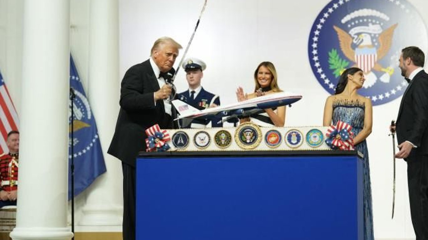 El Regreso Regal de Trump: La Imágenes Monárquicas de Su Liderazgo Presidencial