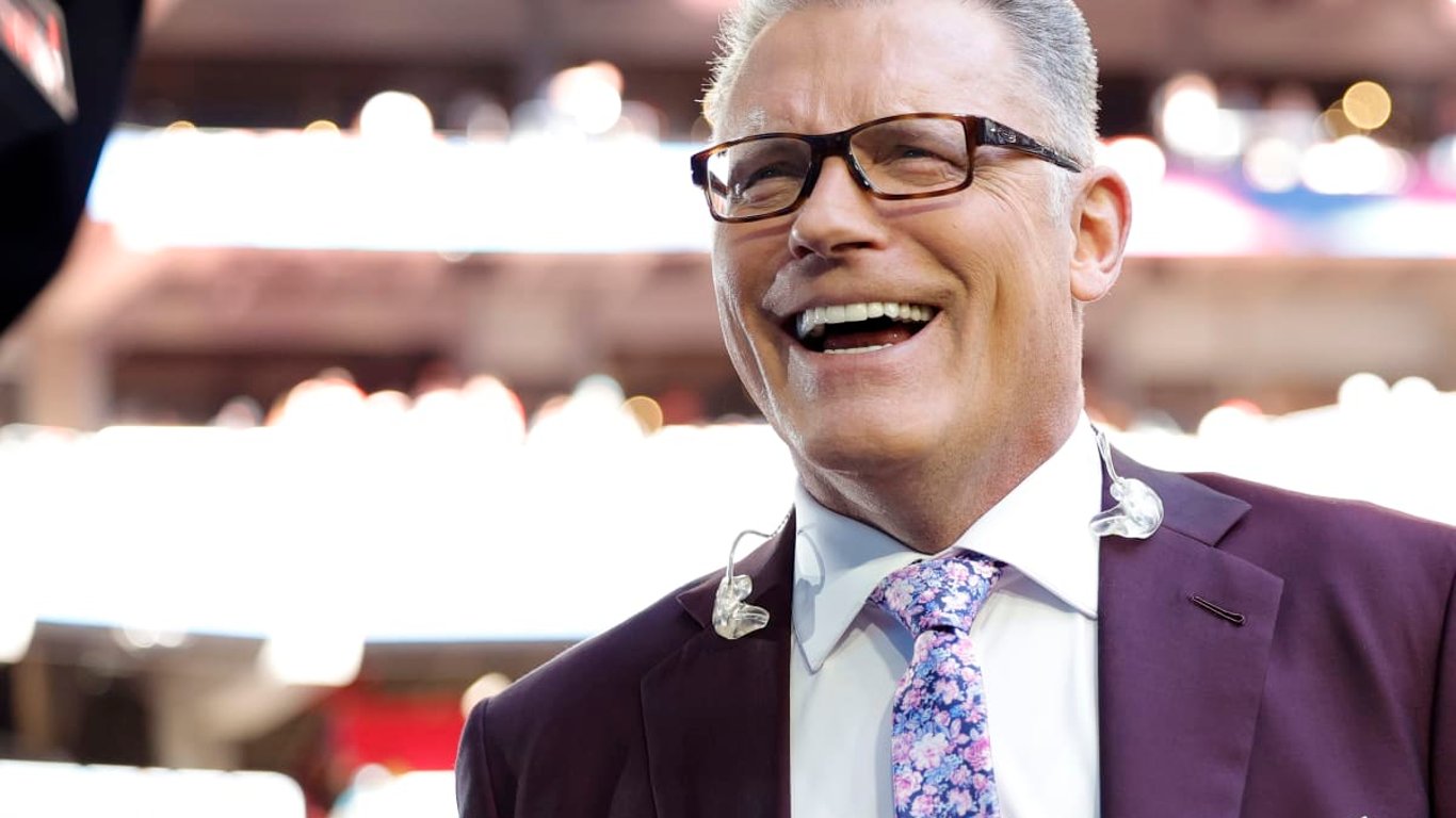 Howie Long: La Leyenda de la Toma de Notas Equilibrando la Familia, el Fútbol y la Excelencia en la Radiodifusión
