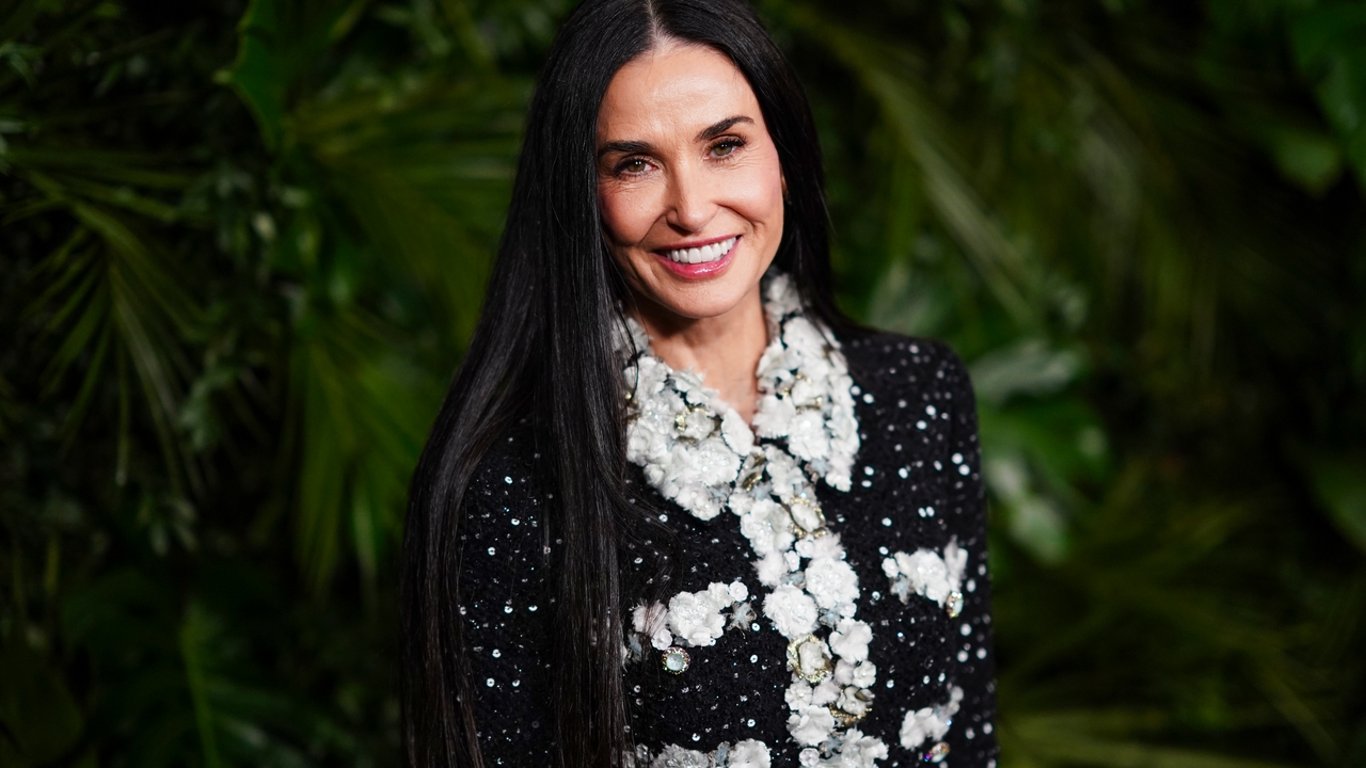 Demi Moore deslumbra en la cena de Chanel antes de los Premios Oscar 2025