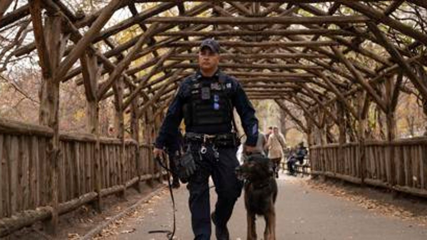 Caos en la corte mientras graduado de la Ivy League es acusado del impactante asesinato de un CEO en Nueva York.