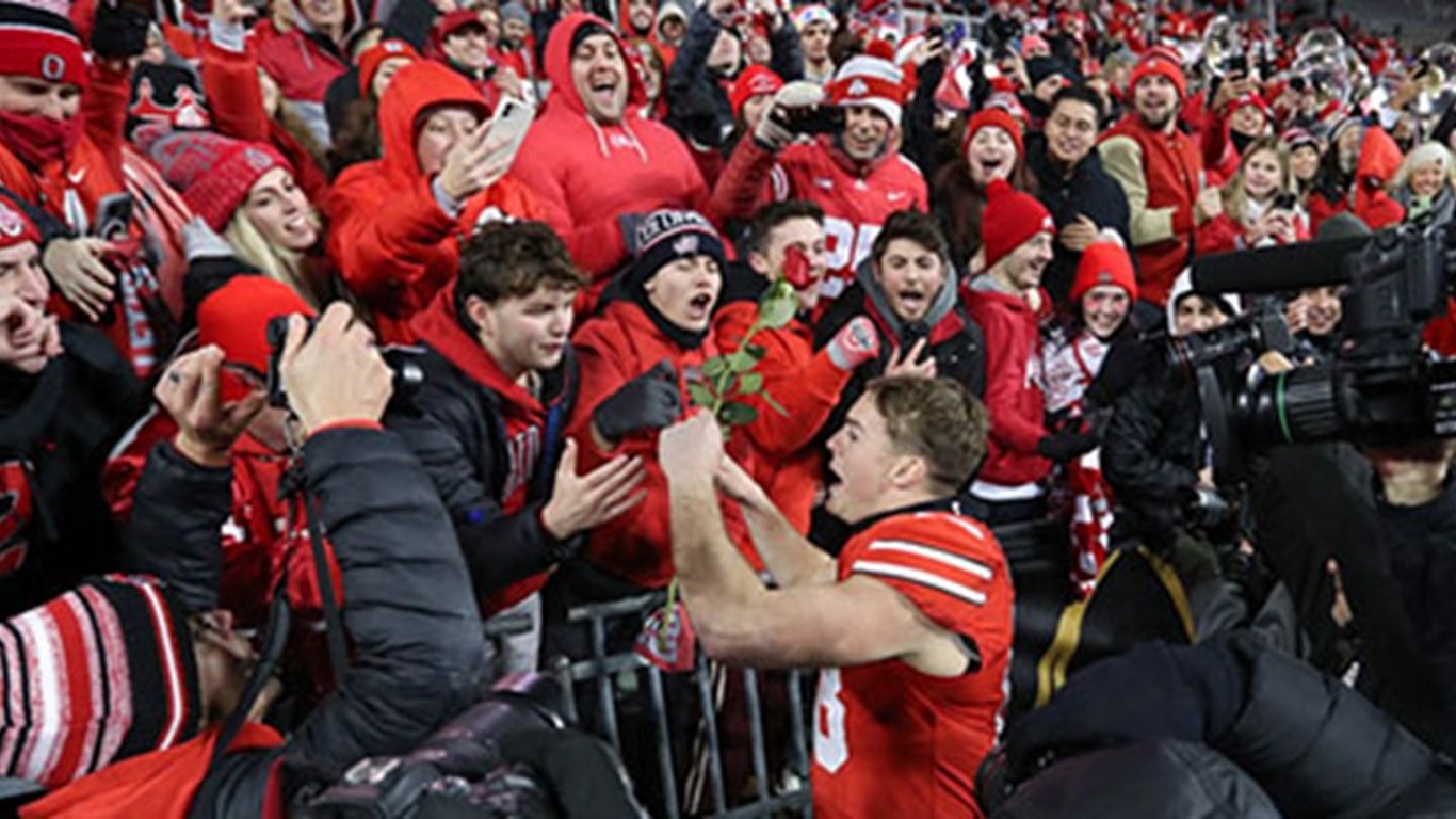 Estadios locales para los playoffs: un cambio de juego para los aficionados y equipos de fútbol americano universitario.