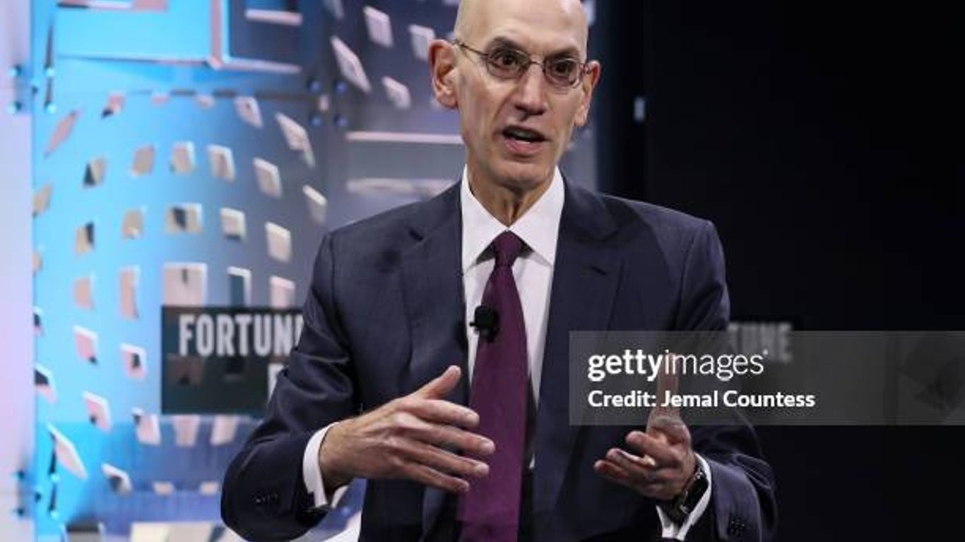 El comisionado de la NBA, Silver, abraza el futuro del streaming mientras las calificaciones de televisión disminuyen en medio del creciente compromiso de los aficionados.