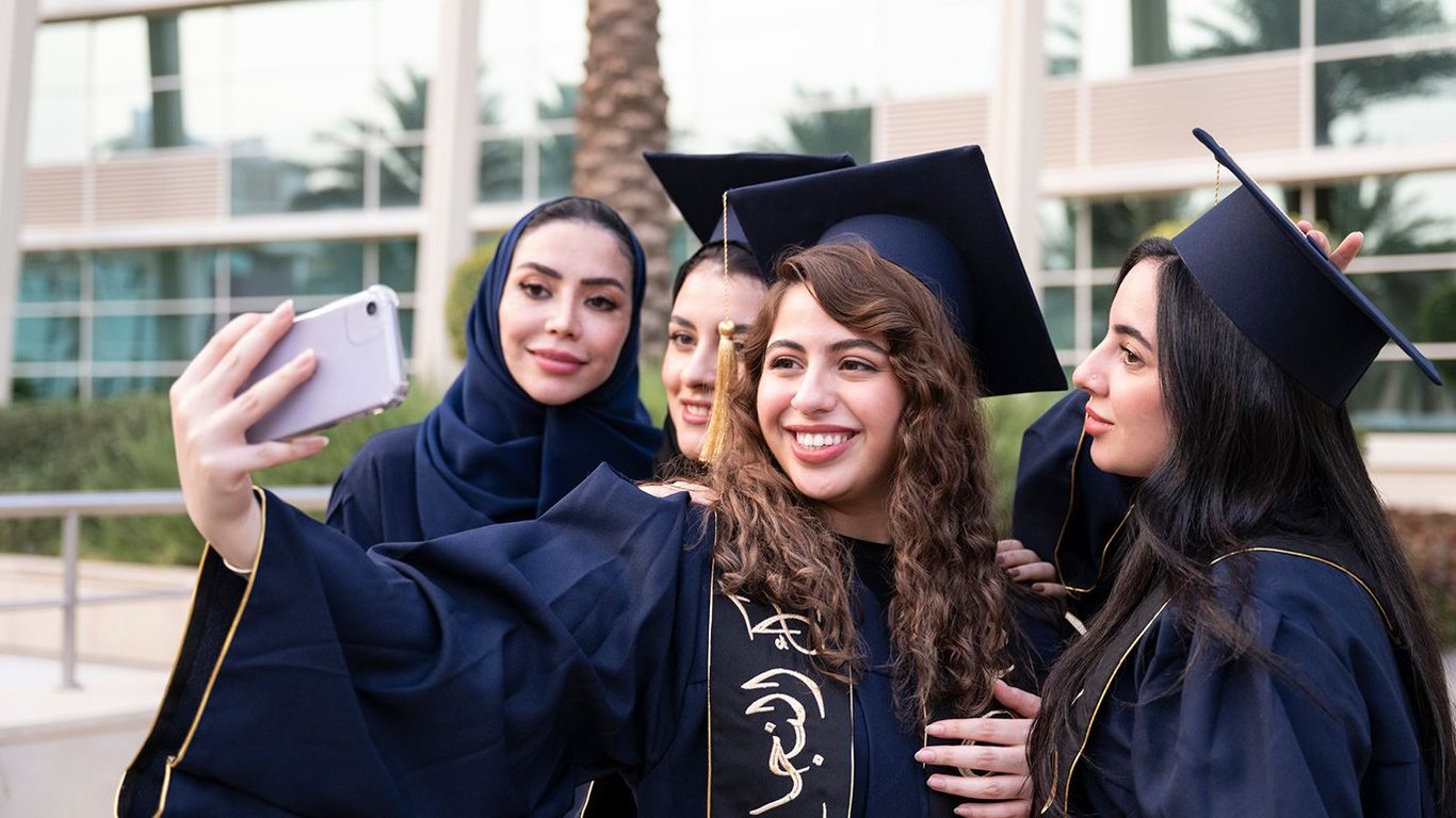 Transformación de las Mujeres Saudíes: La Educación en el Extranjero Desata Cambios en las Prácticas de Velado