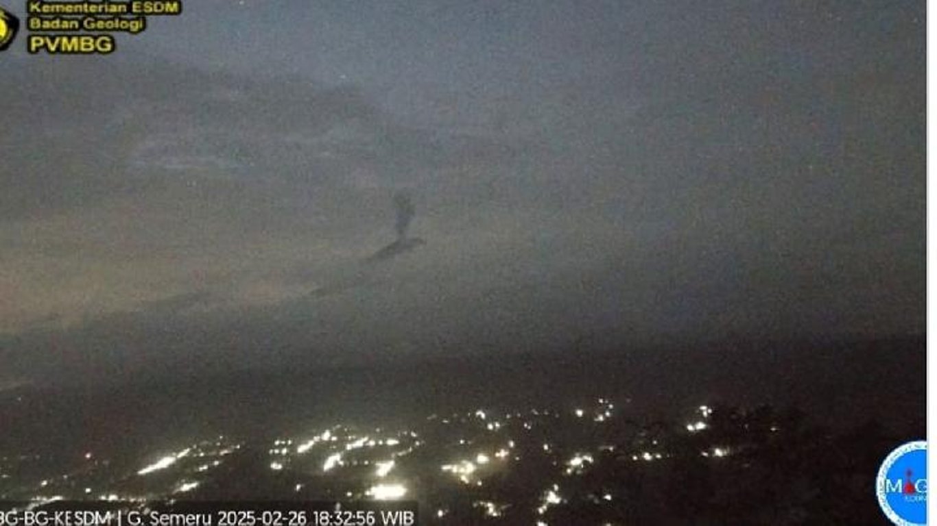 El monte Semeru erupciona dos veces en horas, provoca alarma y advertencias de seguridad para los locales.