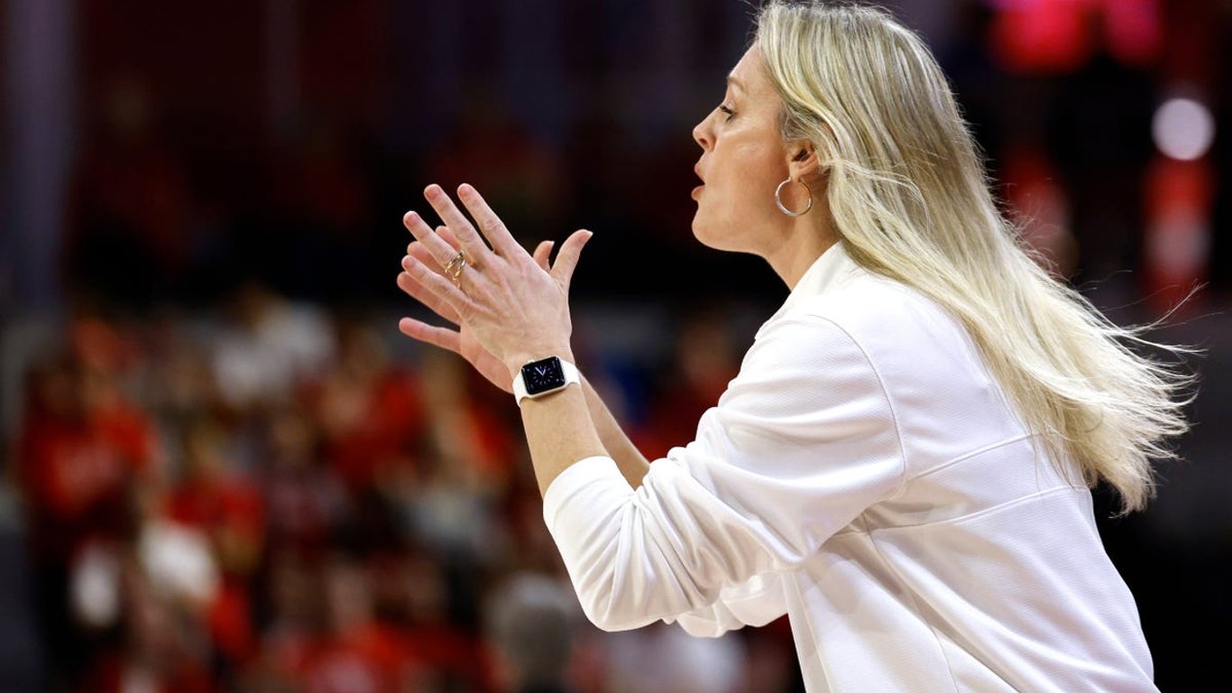 El Carrusel de Entrenadores se Calienta: Vacantes de Alto Perfil Desatan Emoción en el Baloncesto Femenino